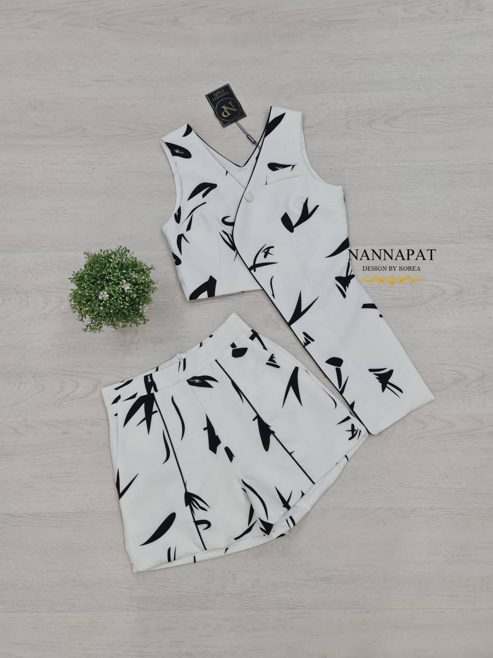 เสื้อกระดุมหน้า ตัวกางเกงมีกระเป๋าข้าง