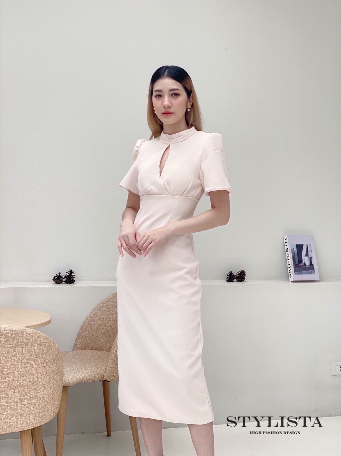 เดรสทรงพอดีตัว เเขนสั้น