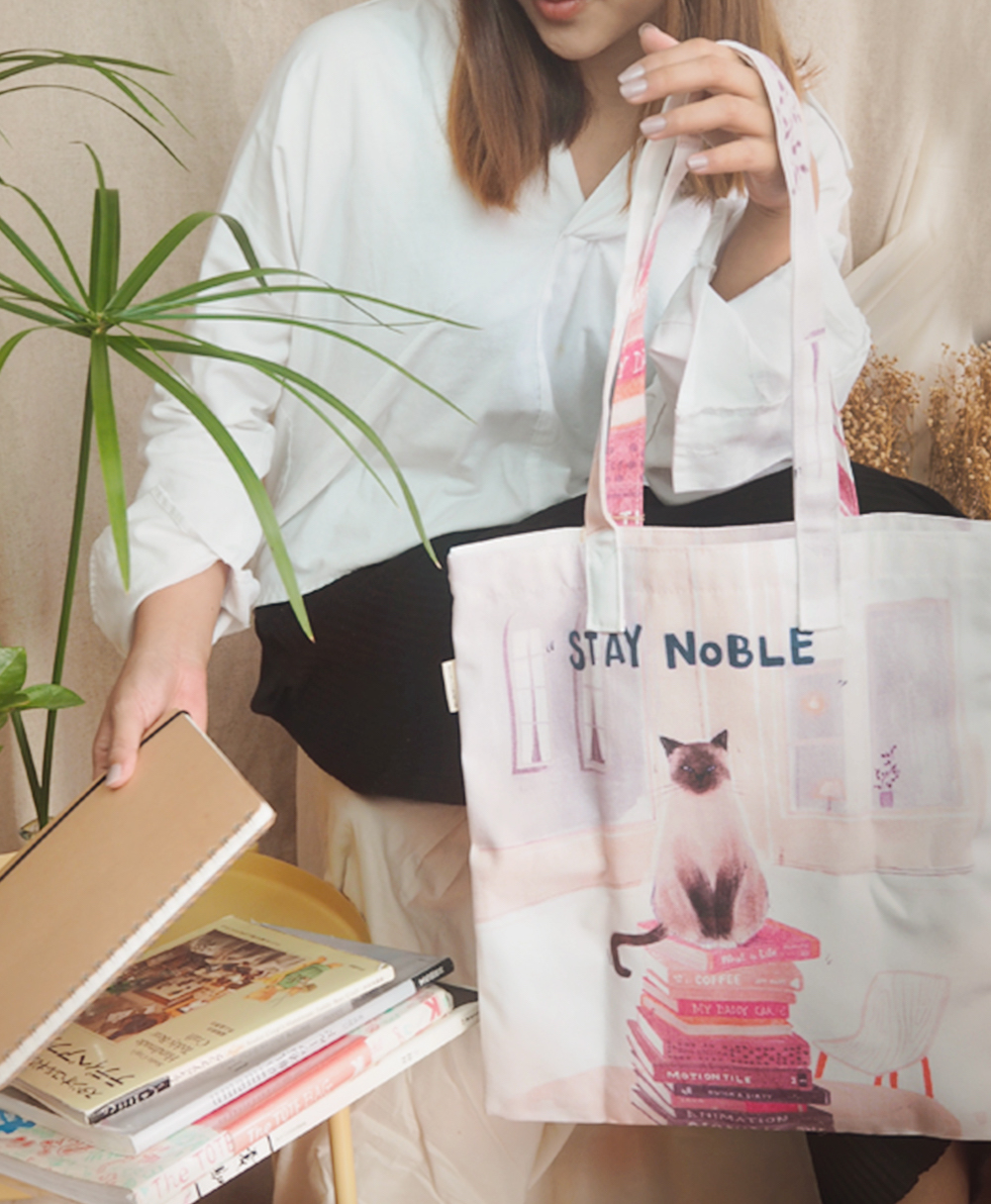 กระเป๋าผ้าลายแมวหนังสือ Tote print librarian cat