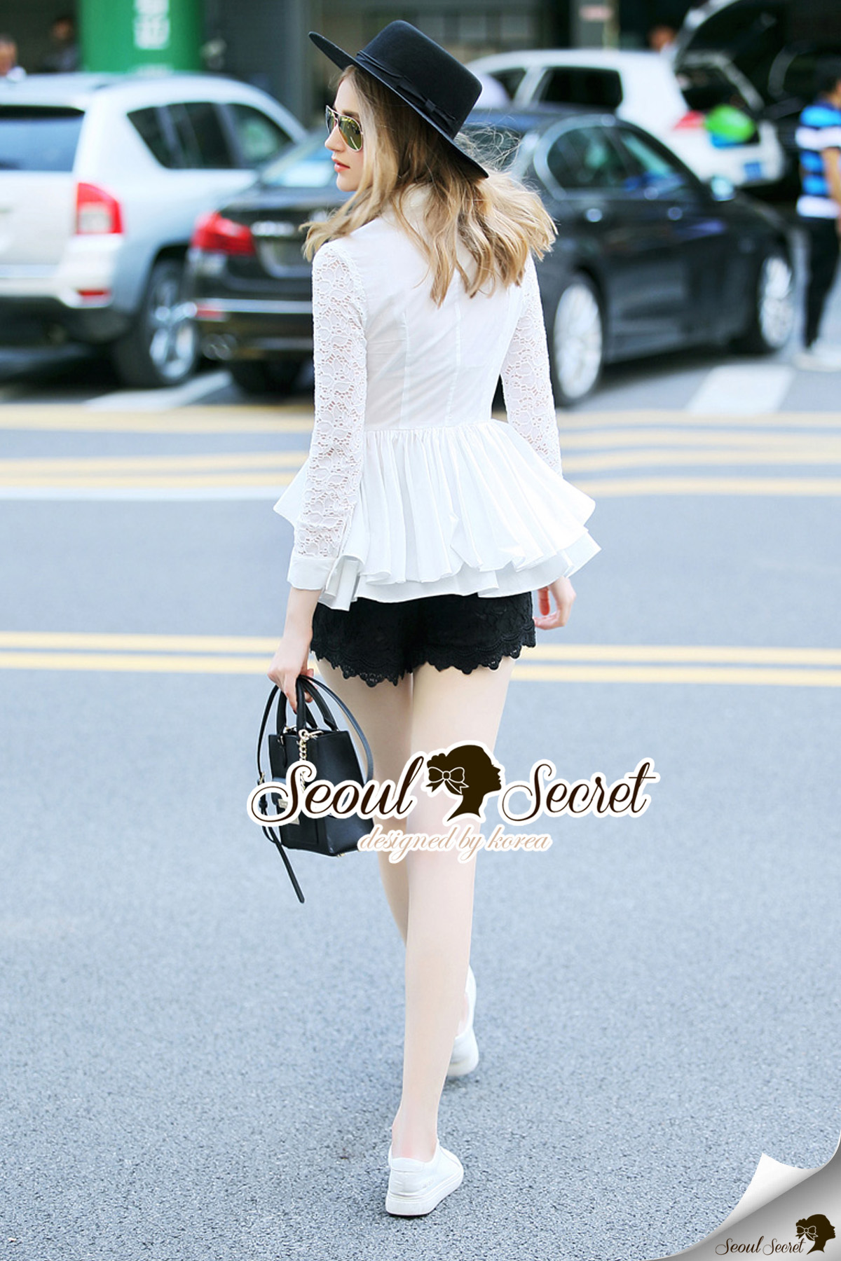 เชิ้ตหน้าสั้นหลังยาว ด้านหลังเติมความสวยด้วยดีเทลงานอัดกลีบ