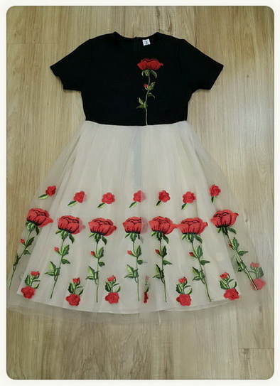 ชุดเดรสปักเสื้อผ้ายืดสีดำ
