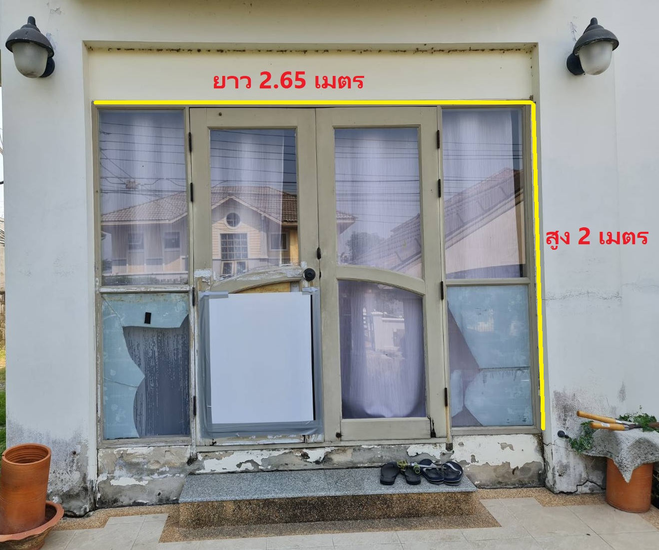 เปลี่ยนประตูบานไม้ให้เป็นประตูบานเลื่อนกระจกอลูมิเนียมพร้อมมุ้งลวด