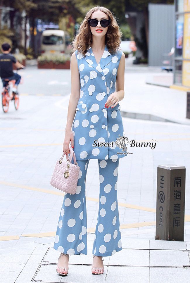 ผ้าพื้นสีฟ้าลายจุดกลมใหญ่สีขาว