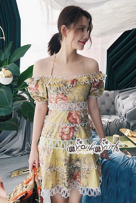 เดรสทรงเปิดไหล่สวยเซ็กซี่ๆแต่งเป็นระบายๆชายผ้ากุ๊นลูกไม้สีขาว