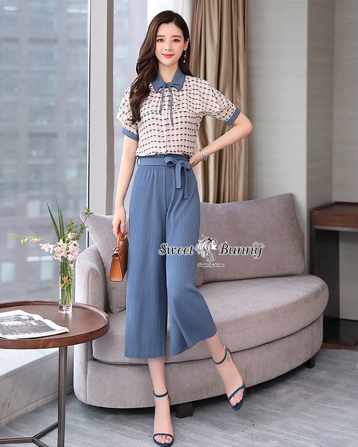 เสื้อเชิ้ตแขนสั้น คอปกใช้ป้าสีเดียวกับกางเกง