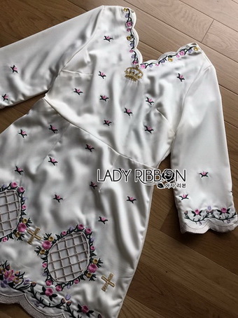 มินิเดรสผ้าเครปสีขาวปักลาย