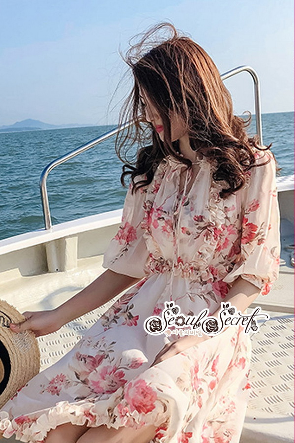 เดรสทรงคอวีสวยเซ็กซี่ๆ ดีเทลช่วงอกแต่งเป็นระบาย