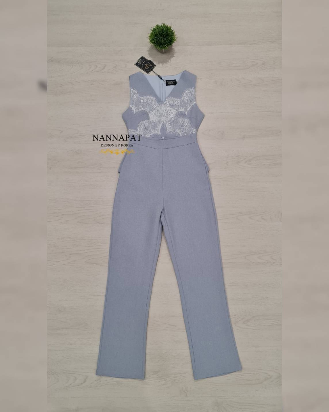 เสื้อซิปหลัง แต่งด้วยผ้าลูกไม้ กางเกงทรงสวยเป๊ะ