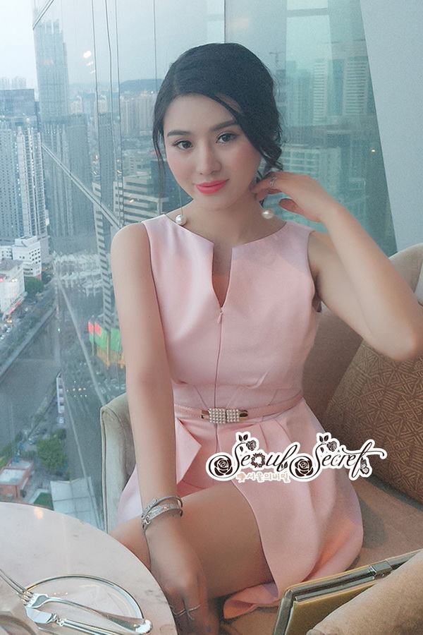 จั้มสูทขาสั้นเรียบหรูสวยเก๋ีสีชมพู