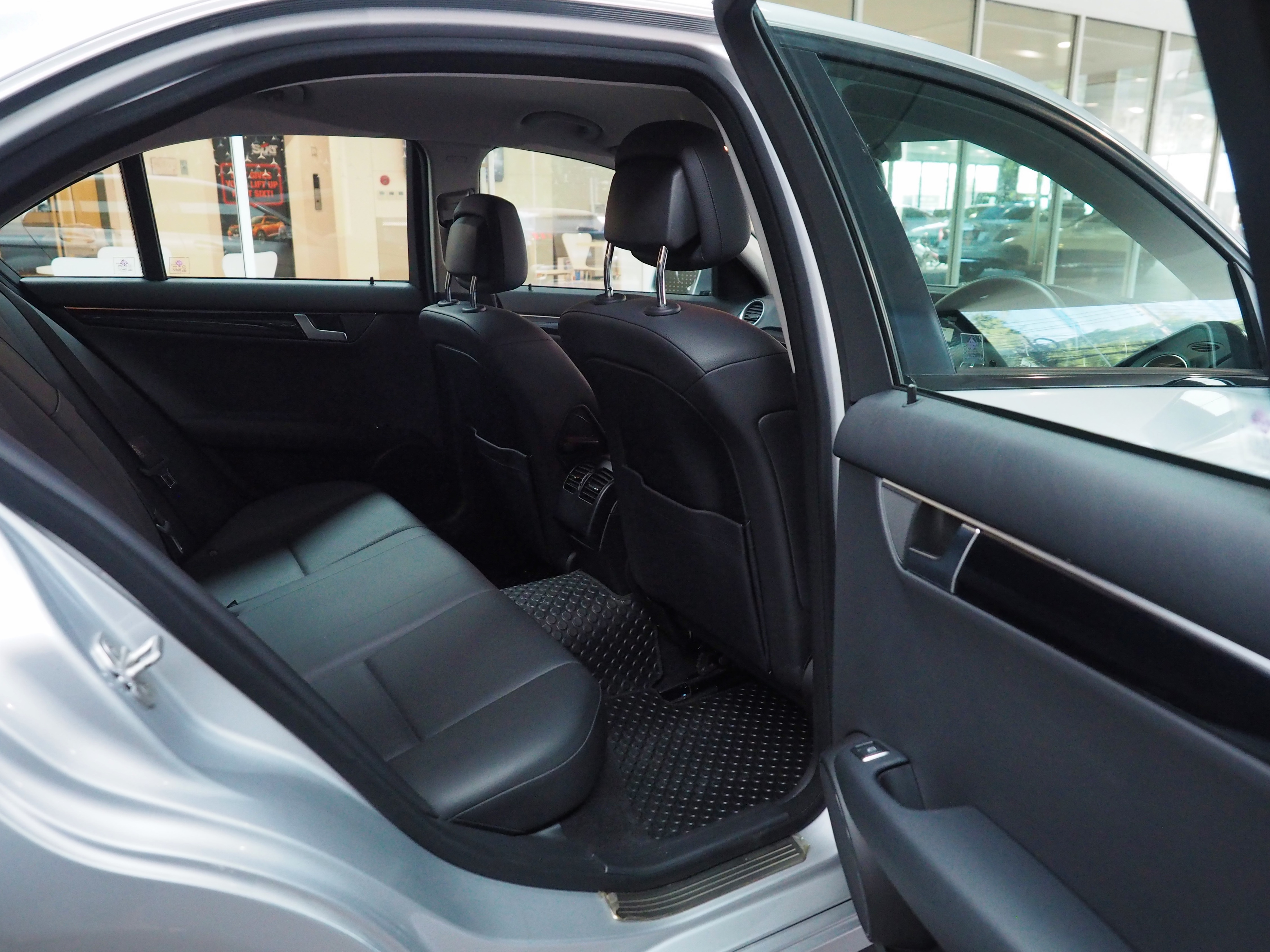 จองแล้ว C200 CGI Style W204