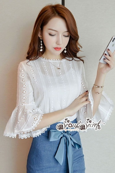 เสื้อทรงสามส่วนต่อชายแขนเป็นทรงระบายๆแขนกระดิ่ง