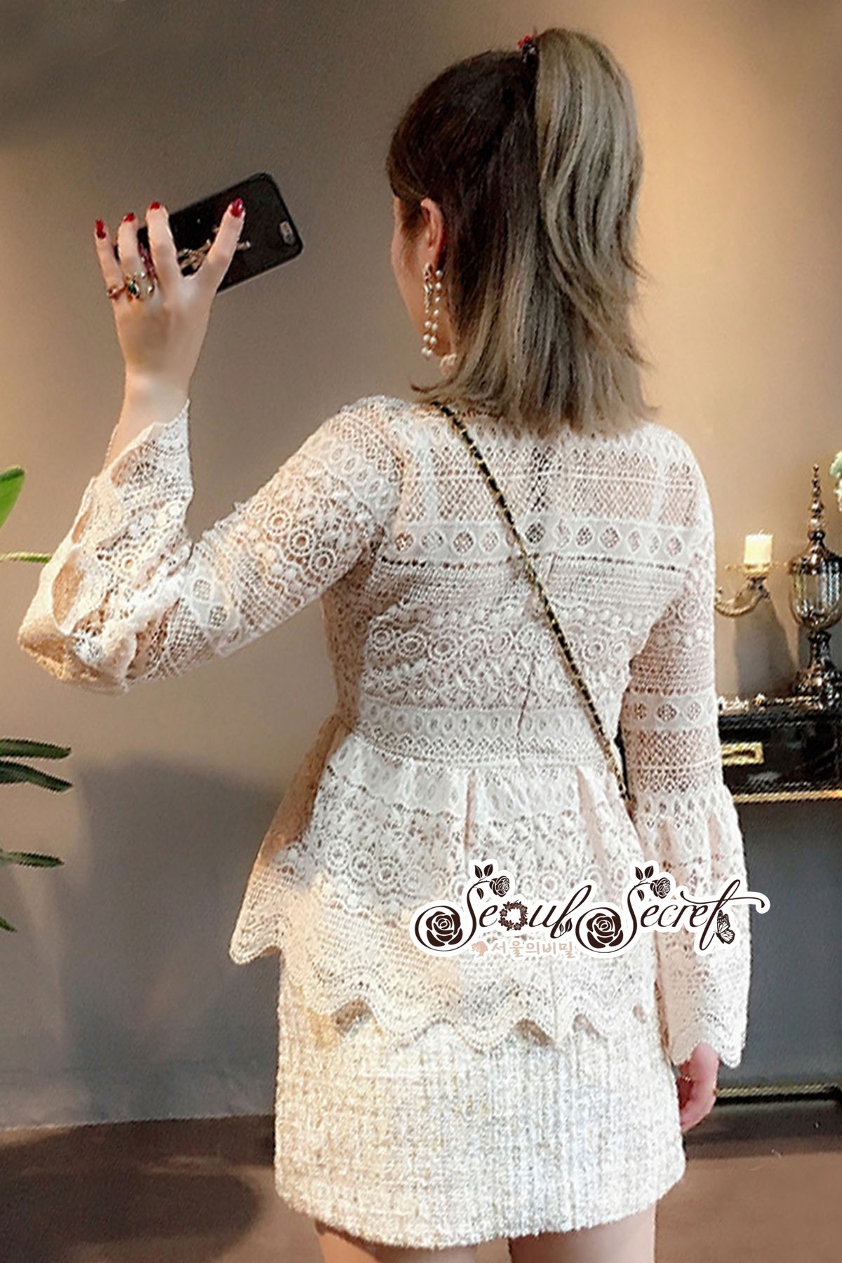 ผ้าลูกไม้ทรงคอตั้งนะคะ รุ่นนี้เป็นผ้าลูกไม้สีครีมทั้งตัวคะ งานทอผ้าลูกไม้เนื้อแน่น