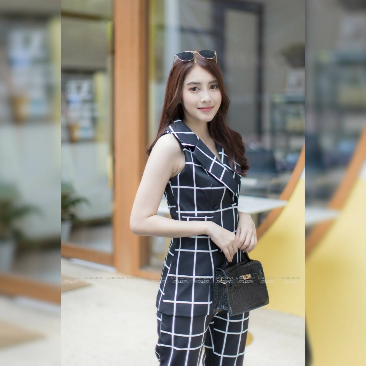 เสื้อสูทแขนกุดกระดุมหน้าลายตารางขาวดำ