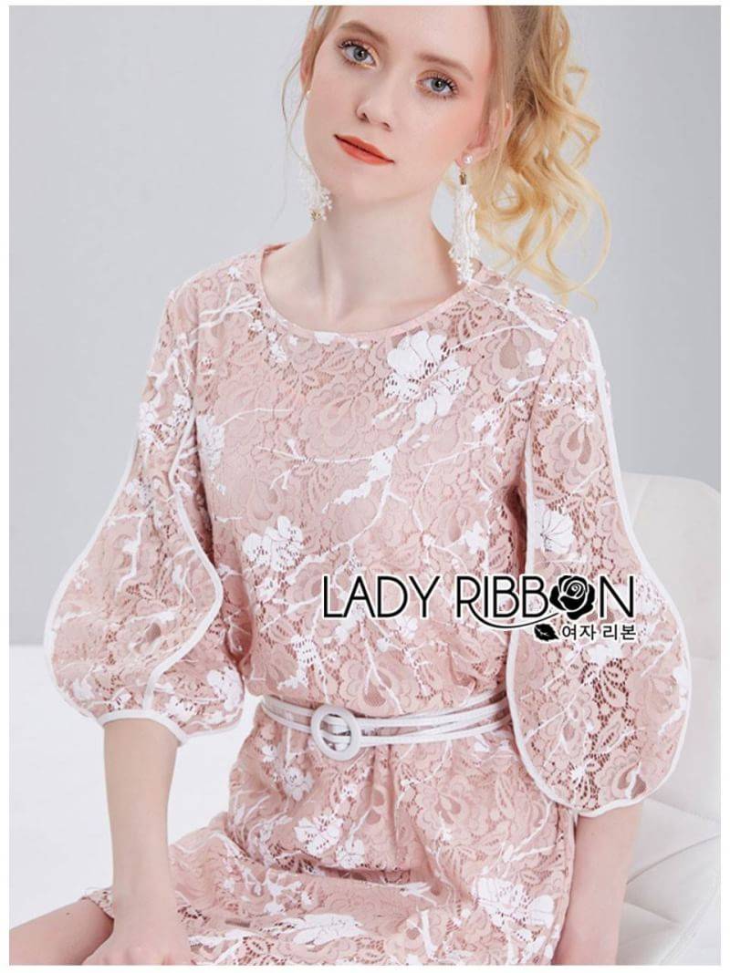 เดรสสั้นผ้าลูกไม้สีชมพูเข้มและสีขาวพร้อมเข็มขัด