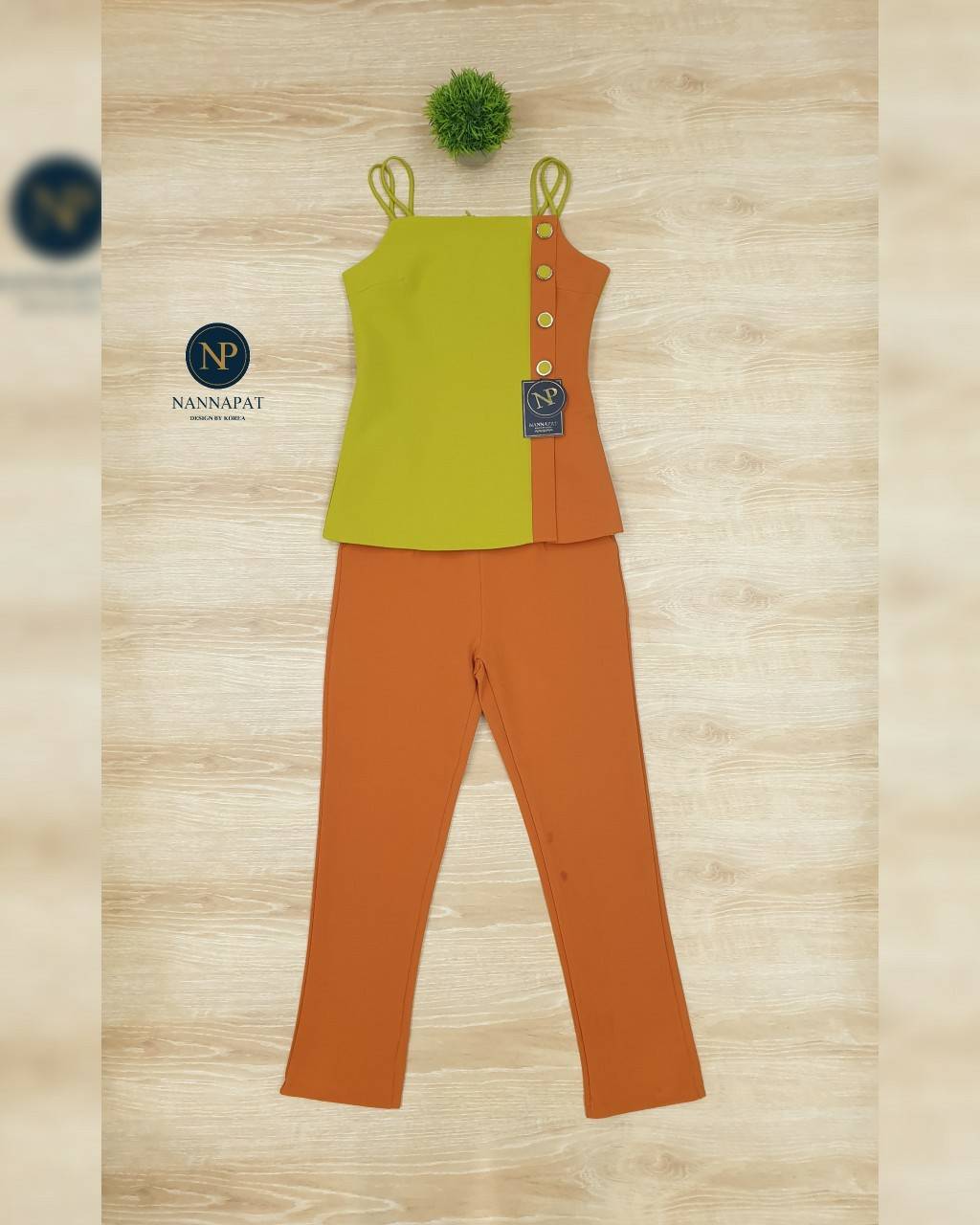 เสื้อทูโทน ซิปหลัง แต่งกระดุมเก๋ๆ