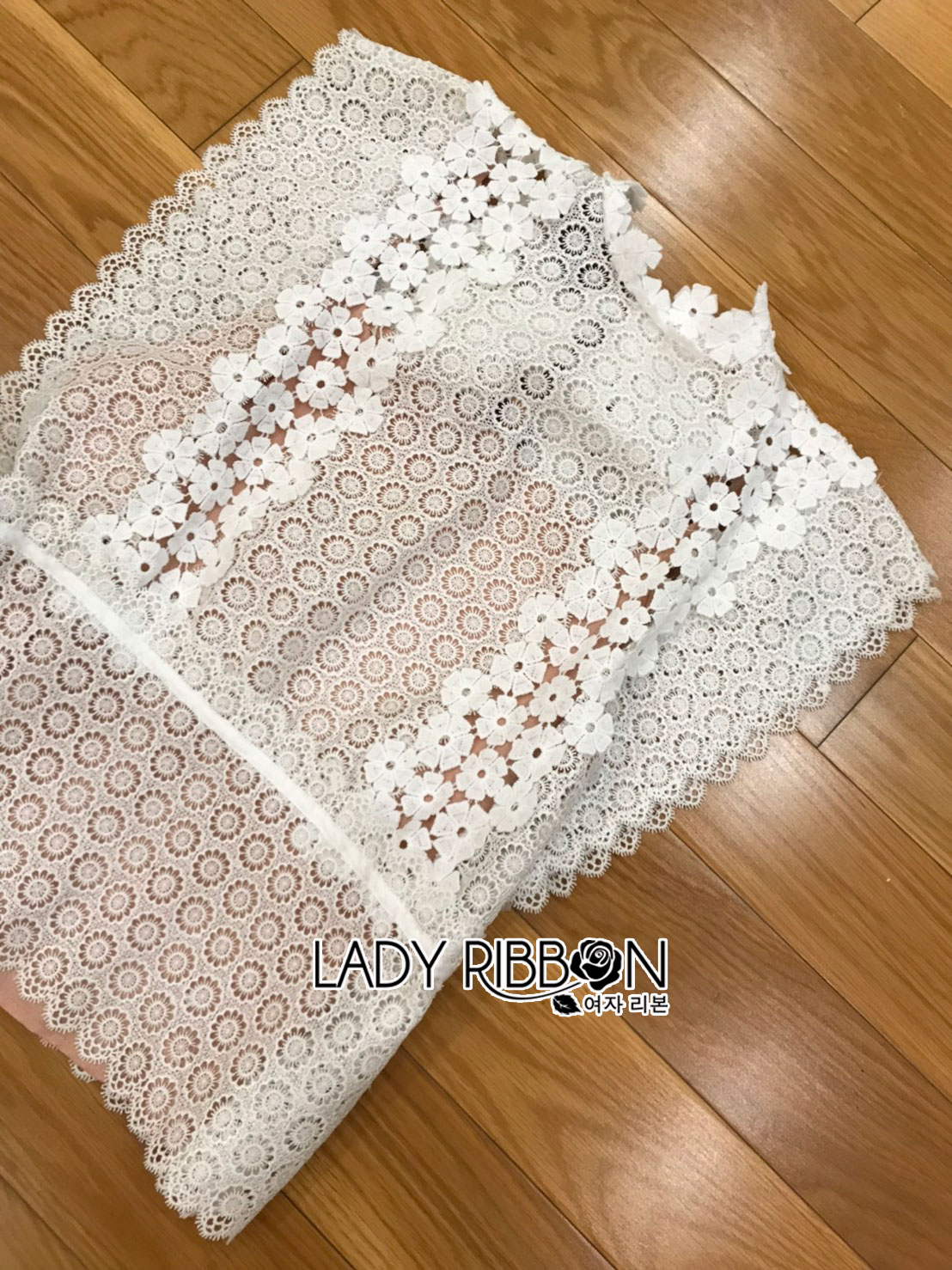 เสื้อลูกไม้ตกแต่งดอกไม้สีขาวผูกโบหลัง