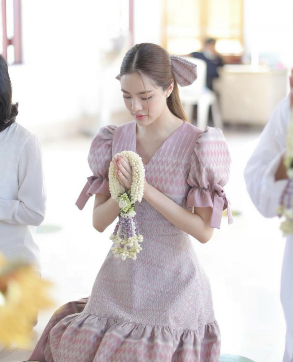 ผ้าไทยลายสีชมพูคอวีกระดุมหน้าแขนตุ๊กตา