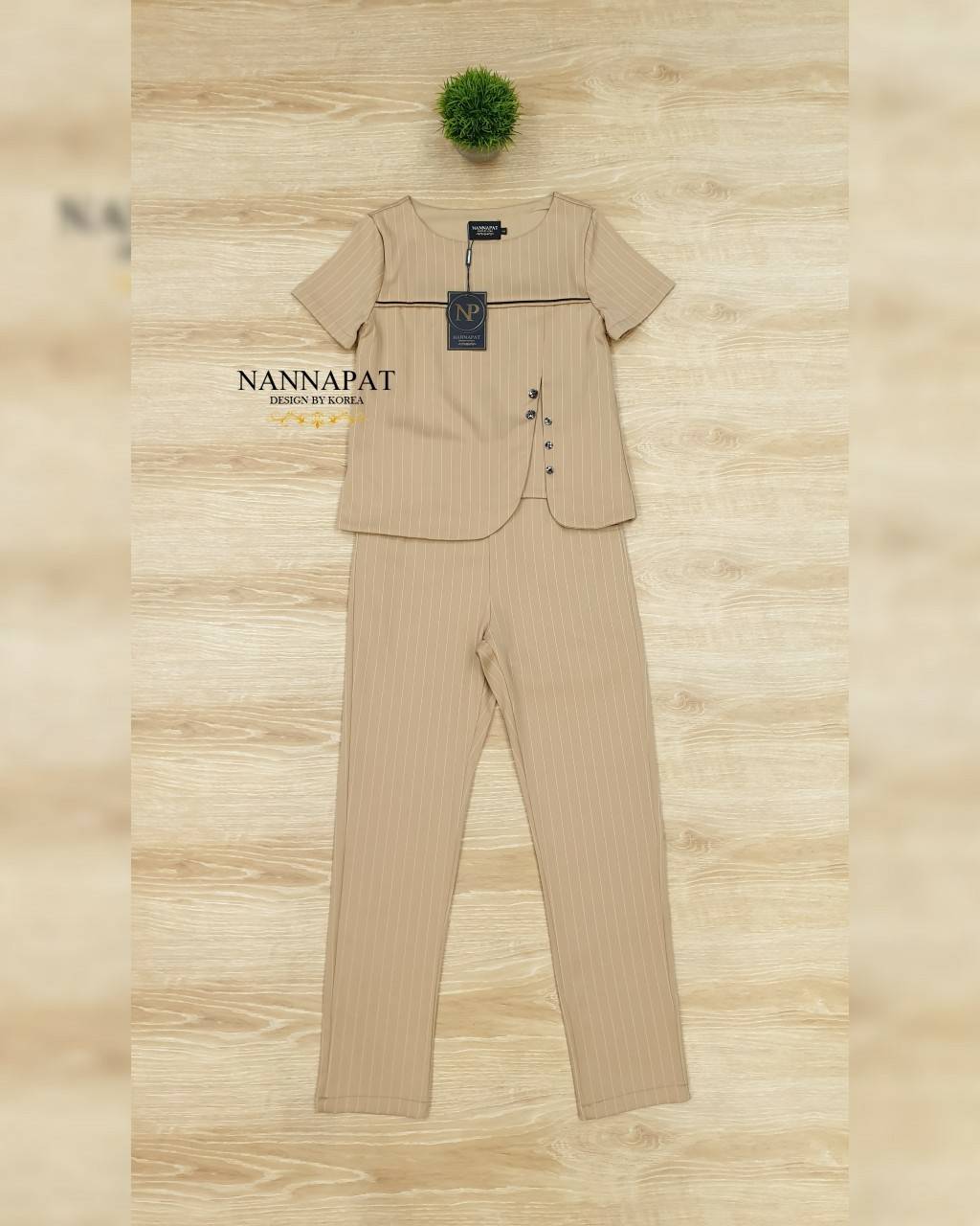 เสื้อซิปข้าง แต่งกระดุ มกางเกงมีกระเป๋าข้าง