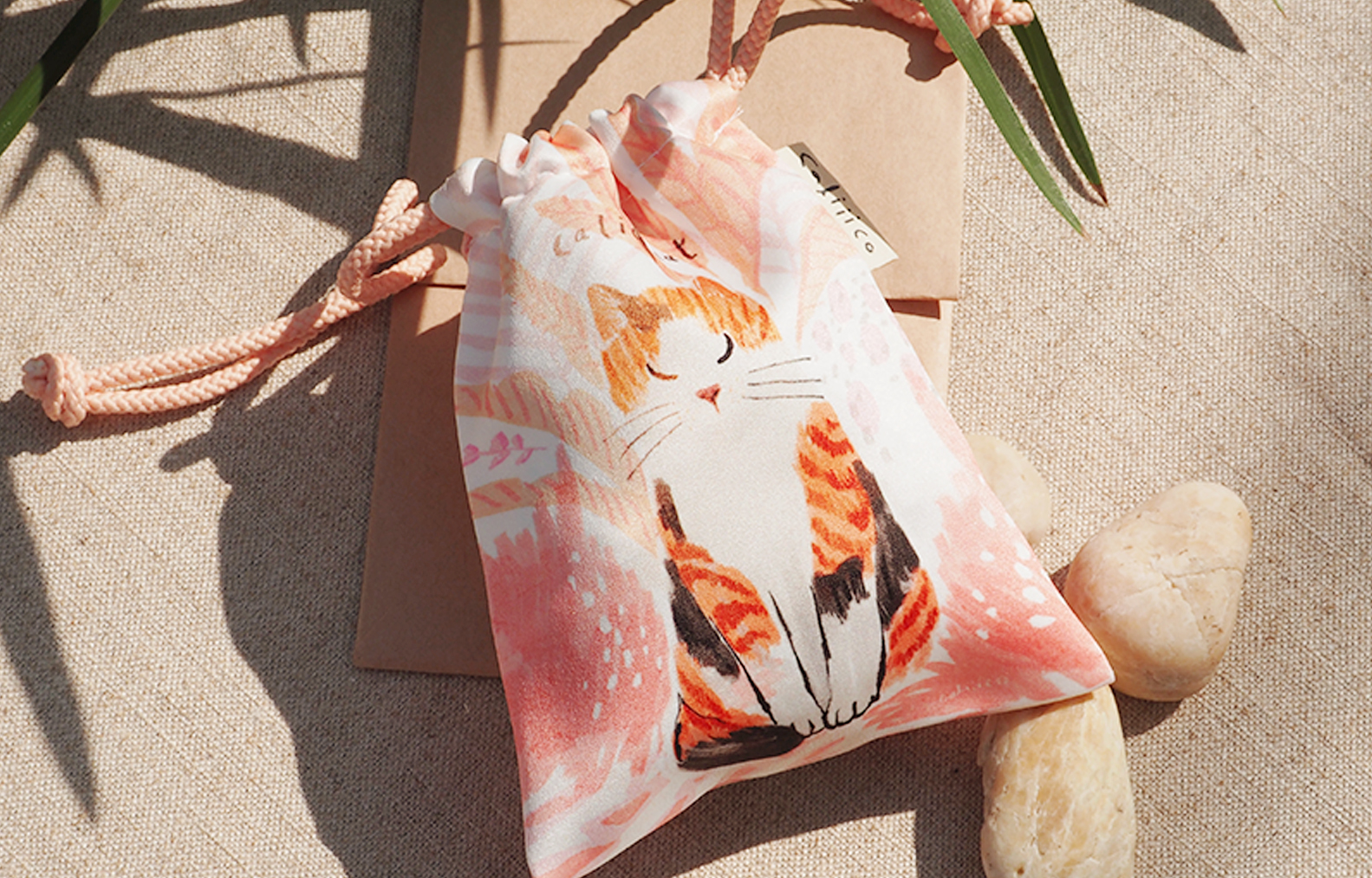ถุงผ้าหูรูดซาติน ลายแมวสามสี Smallbag Satin print with