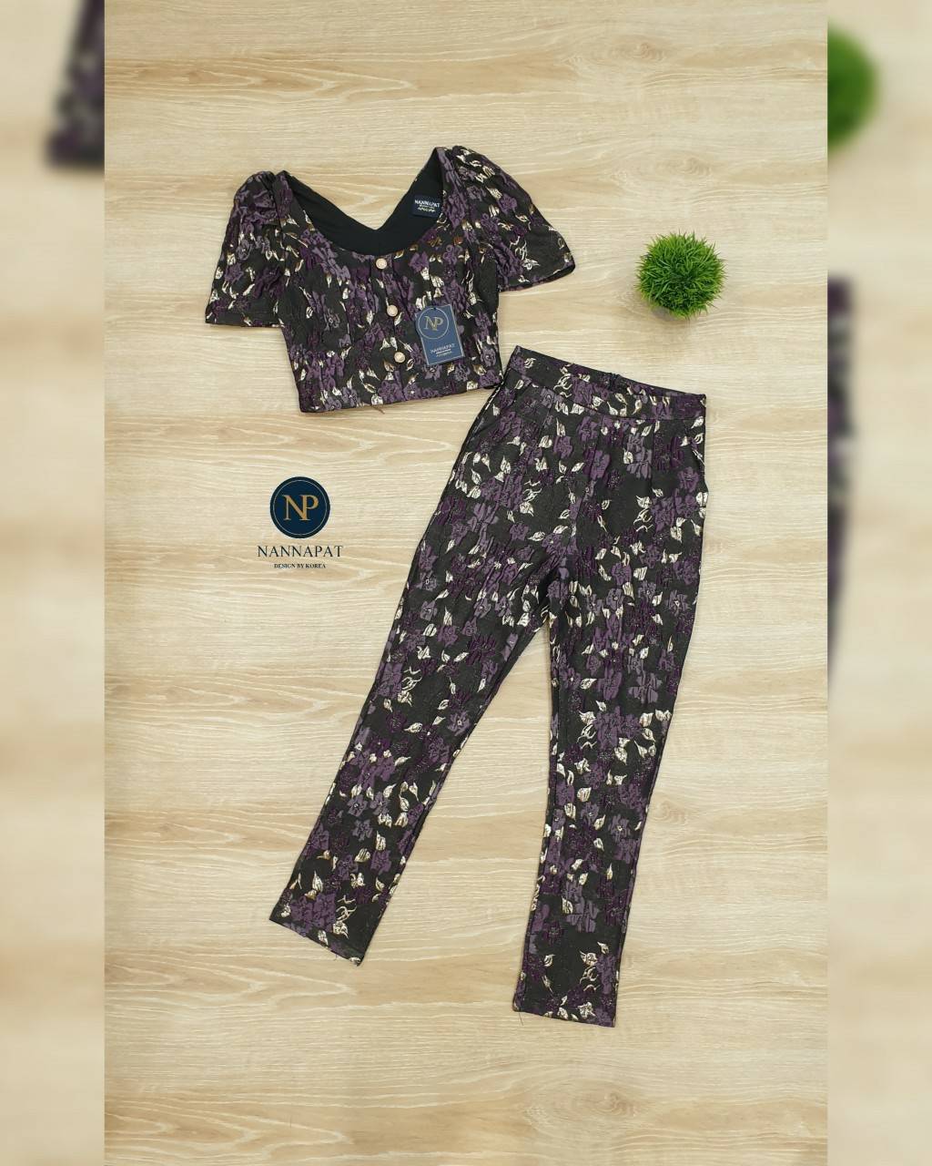 เสื้อซิปหลัง แต่งกระดุมหน้า