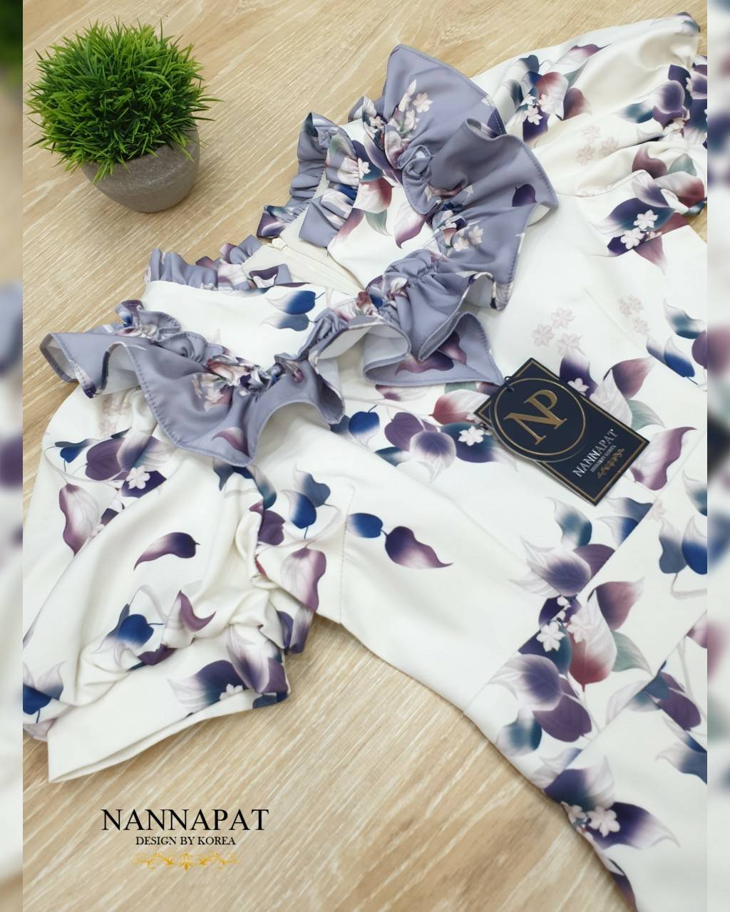 จั้มสูทซิปหลังแต่งระบายช่วงอก