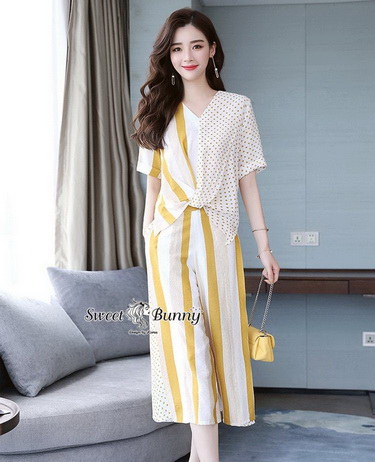 เสื้อทรงคอวีแขนสั้นด้านหน้าเอวบิด