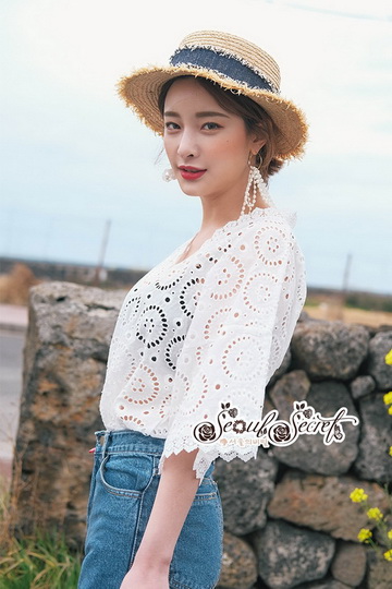 เสื้อสีขาวปักลายฉลุวงกลม