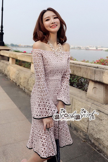 เดรสทรงเปิดไหล่โทนสีนู๊ดทอลายโปร่ง