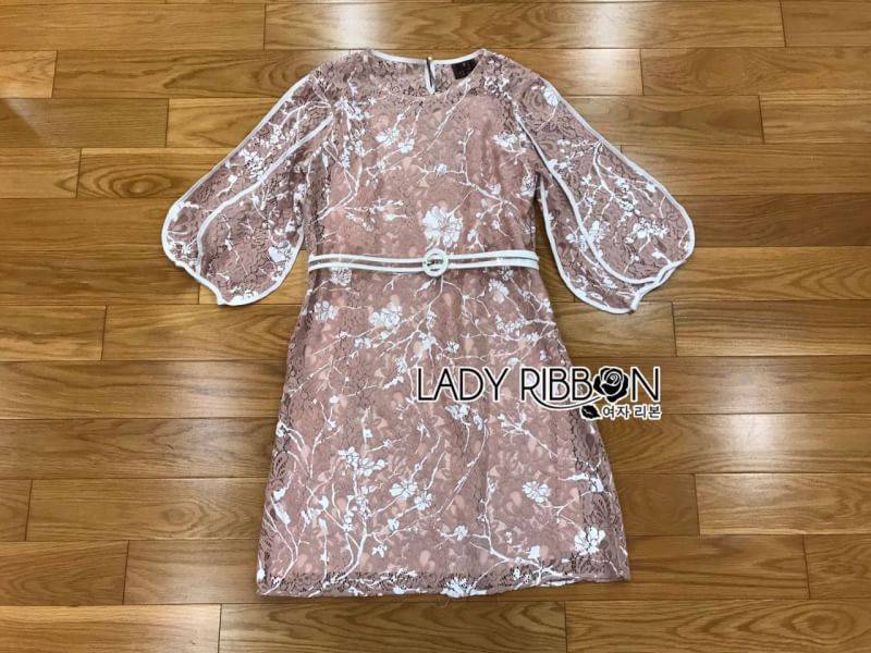 เดรสสั้นผ้าลูกไม้สีชมพูเข้มและสีขาวพร้อมเข็มขัด