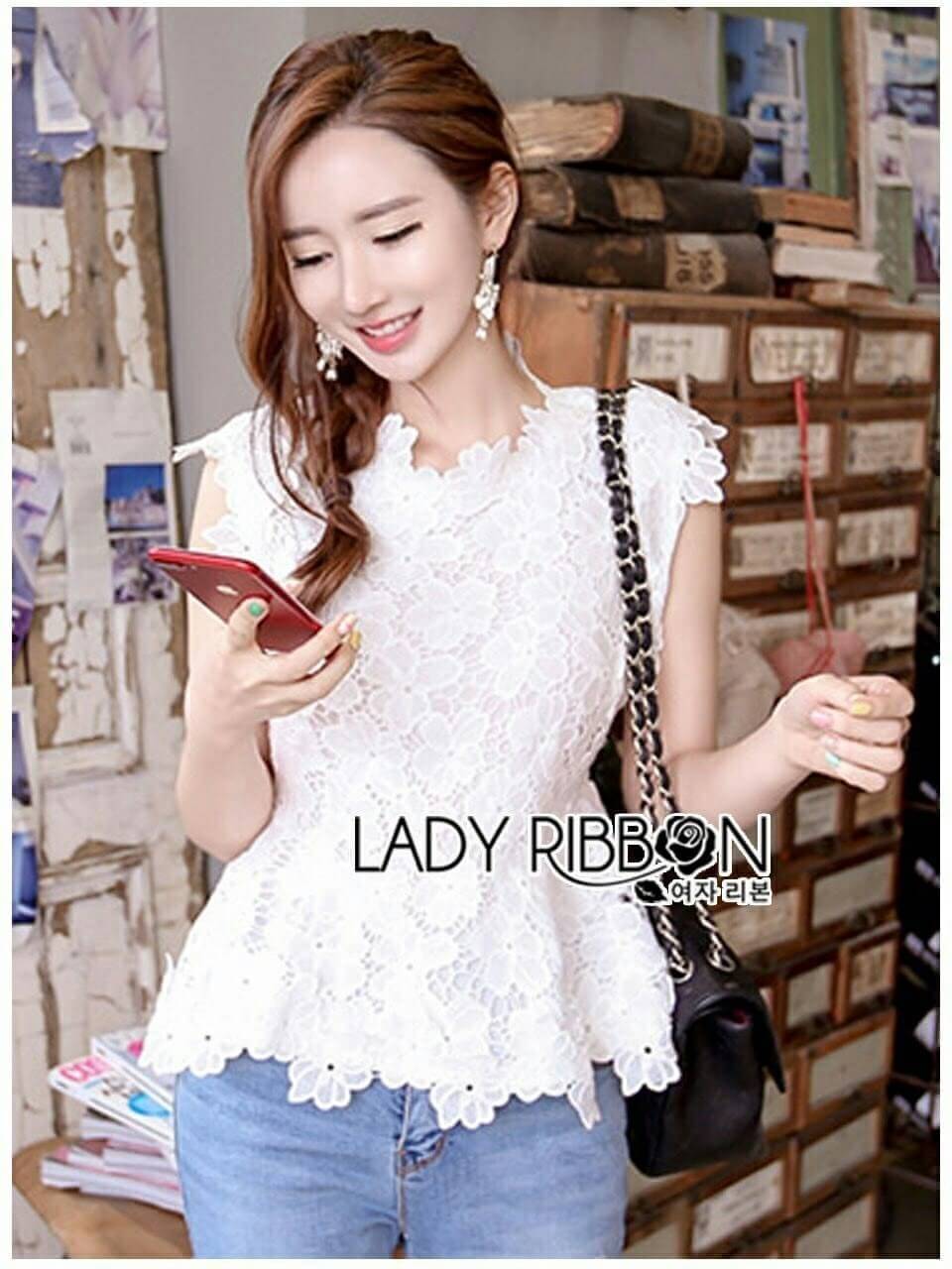 เสื้อแขนกุดคอสูงผ้าลูกไม้ตกแต่งชาย