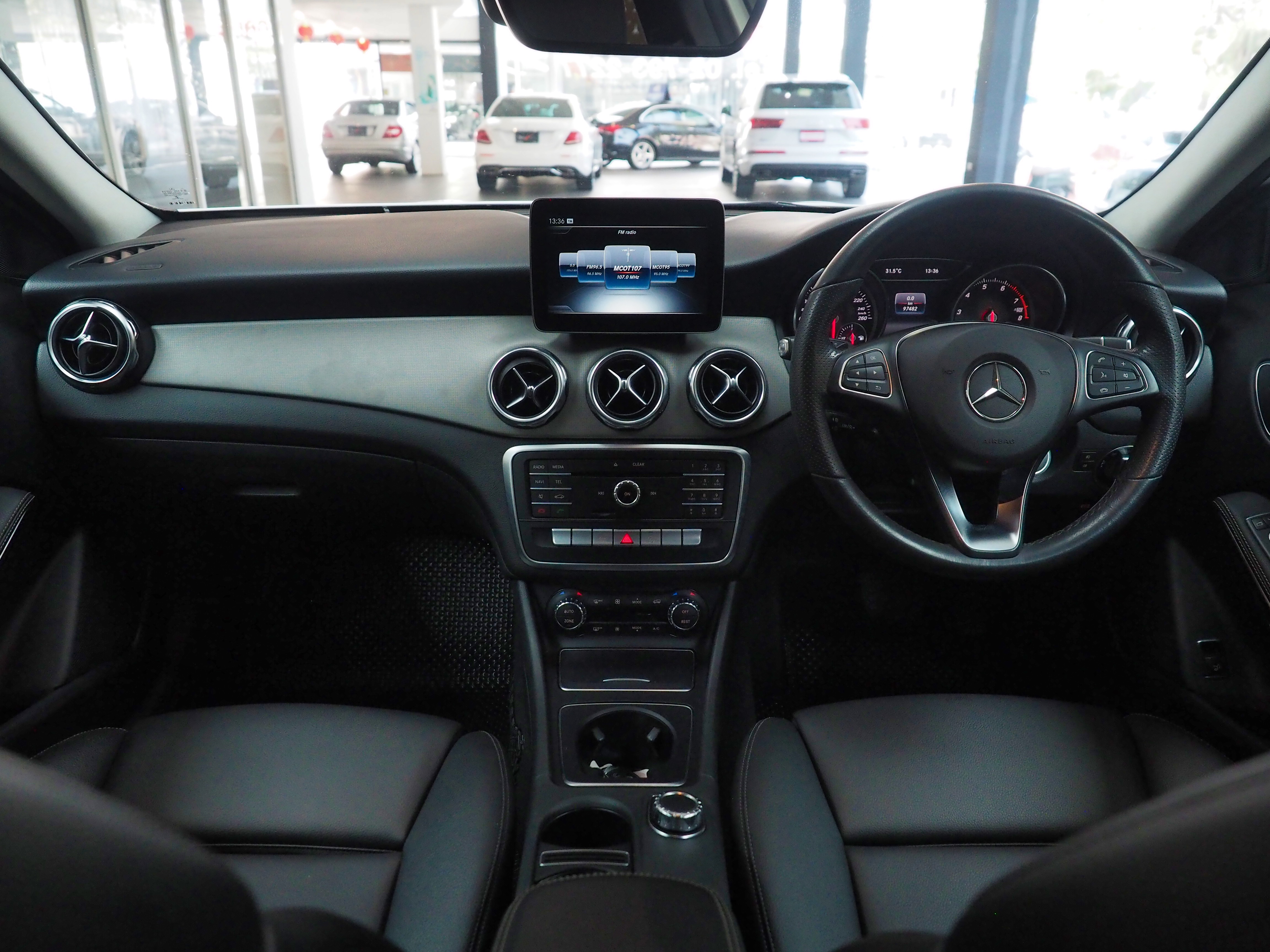 จองแล้ว GLA200 Urban W156