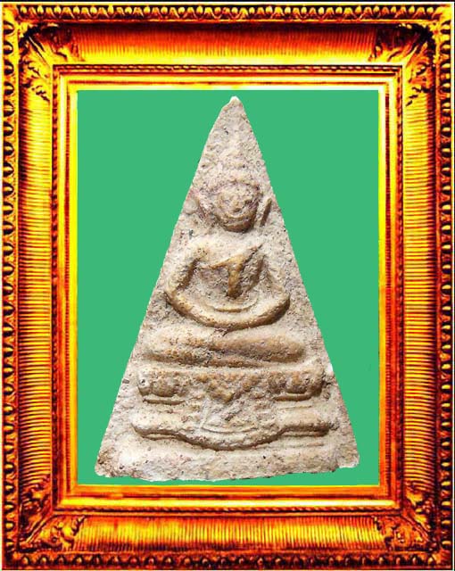 พระสามเหลี่ยมหน้าจั่วใหญ่กรุวัดสามปลื้ม องค์ที่ 1