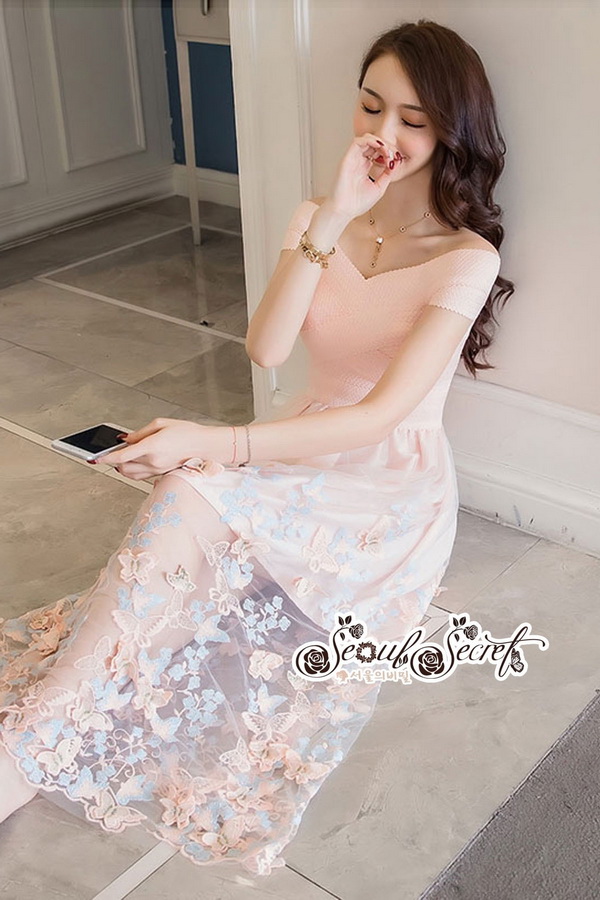 แม็กซี่เดรสสวยหรูมีระดับ เป็นเดรสทรงคอปาดแขนล้ำ
