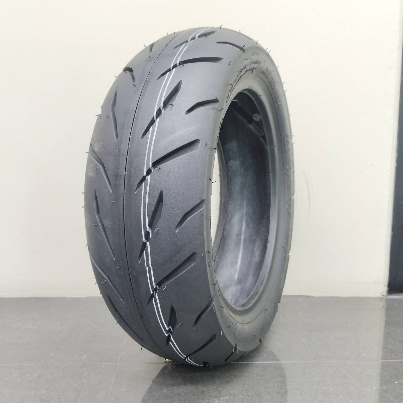 ยางนอกมอเตอร์ไซค์ ขอบ 12 รุ่น K22 ยี่ห้อ KOOGAR ( ยางเรเดียล ไม่ต้องใช้ยางใน) ขนาด 120/70-12 ,130/70-12