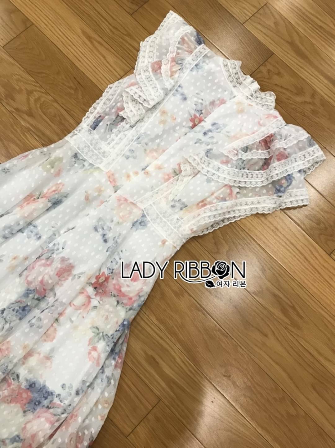 เดรสผ้าเชียร์ลายดอกไม้ตกแต่งด้วยลูกไม้สีขาว