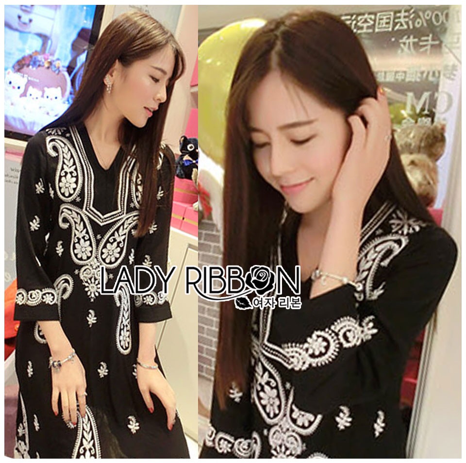 เสื้อเดรสสีดำปักลายลูกน้ำสไตล์โบฮีเมียน ผ้า ลุคนี้เป็นแนวสาวเซอร์ lady ribbon ใส่ไปเที่ยวของทะเลก็เก๋มากๆค่ะ ทั้งตัวเป็นผ้าสีดำ ชายกระโปรงปักผ้าลูกไม้สีขาว แท้ ทั้งตัวปักลายลูกไม้หรือลายเพสลีย์สีขาว