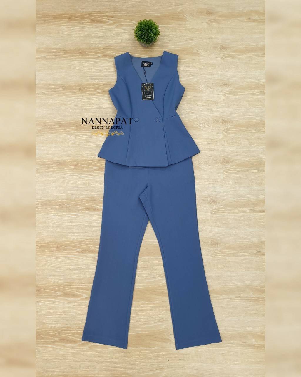 เสื้อแขนกุดกระดุมหน้า กางเกงทรง