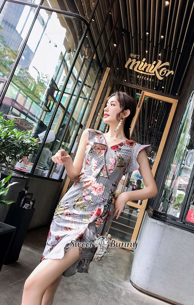 เดรสคอวีแขนกุดมีผ้าระบายอกเย็บระบายเฉียง