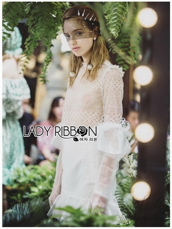 เสื้อลูกไม้ซีทรูตกแต่งขนนกและกระโปรงผ้าลูกไม้