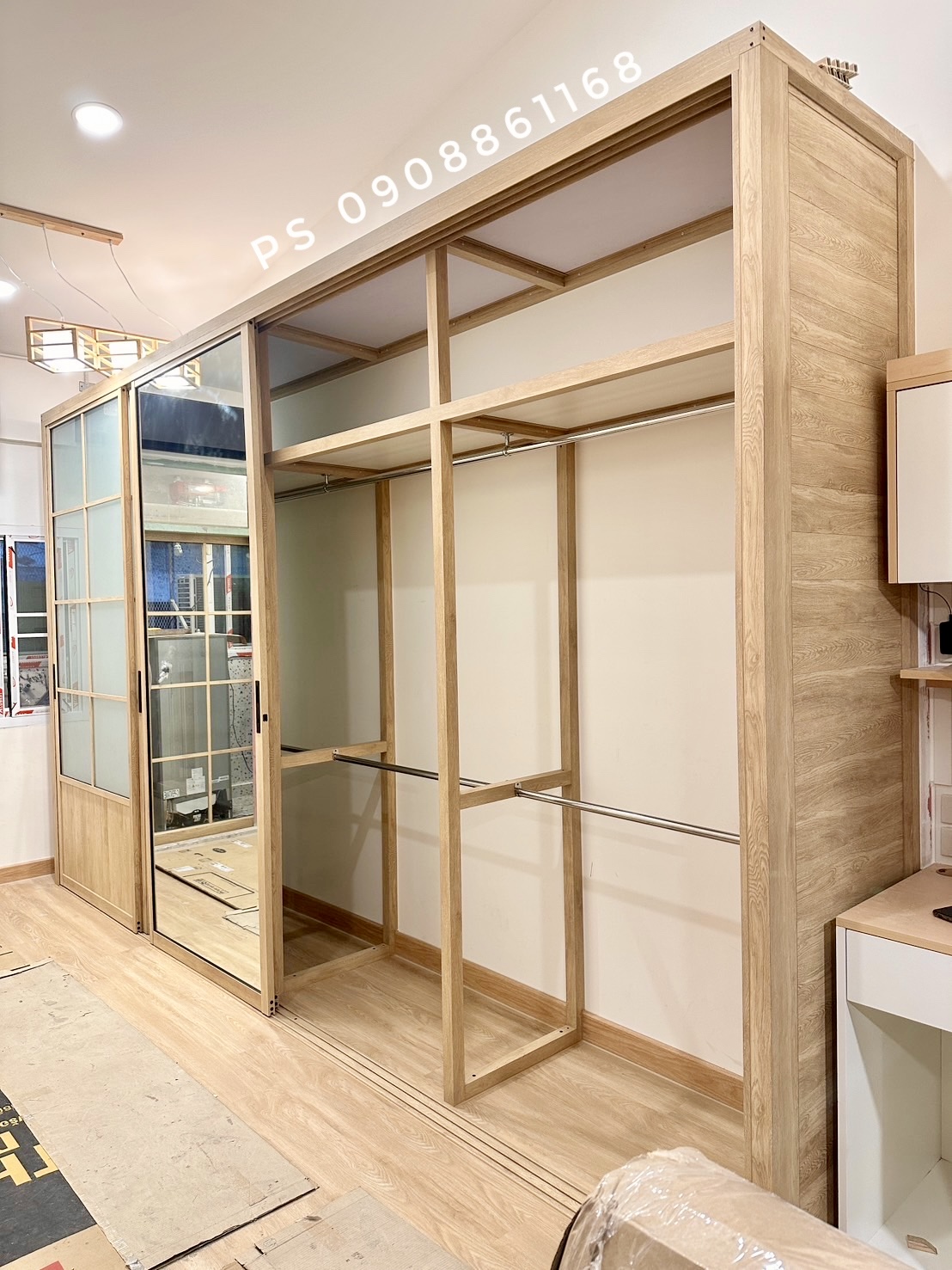 บิ้วอินตู้เสื้อผ้าอลูมิเนียมลายไม้สไตล์โมเดิร์นพร้อมชั้นวางของราวแขวนด้านในแขนเสื้อได้เยอะหมดปัญหาเรื่องปลวก