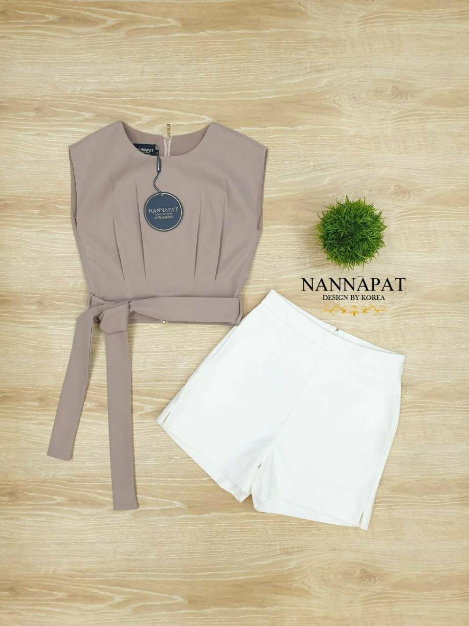 เสื้อแขนกุด ซิปหลัง จับจีบหน้า กางเกงมีกระเป๋าข้าง