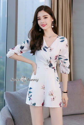 จั๊มสูทขาสั้นคอวีป้ายอกเอวจับจีบ