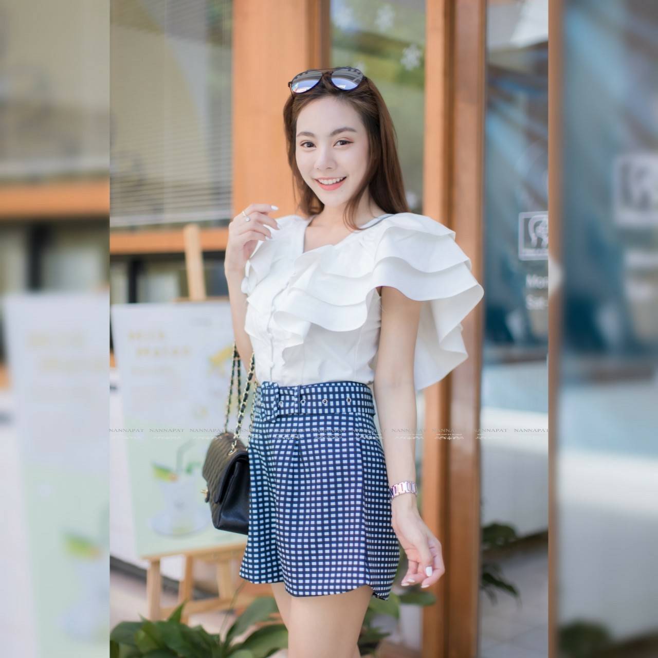 เสื้อกระดุมหน้าคอทำเป็นระบาย