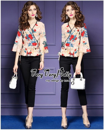 เสื้อครอปปลายระบายทรงแขนบาน
