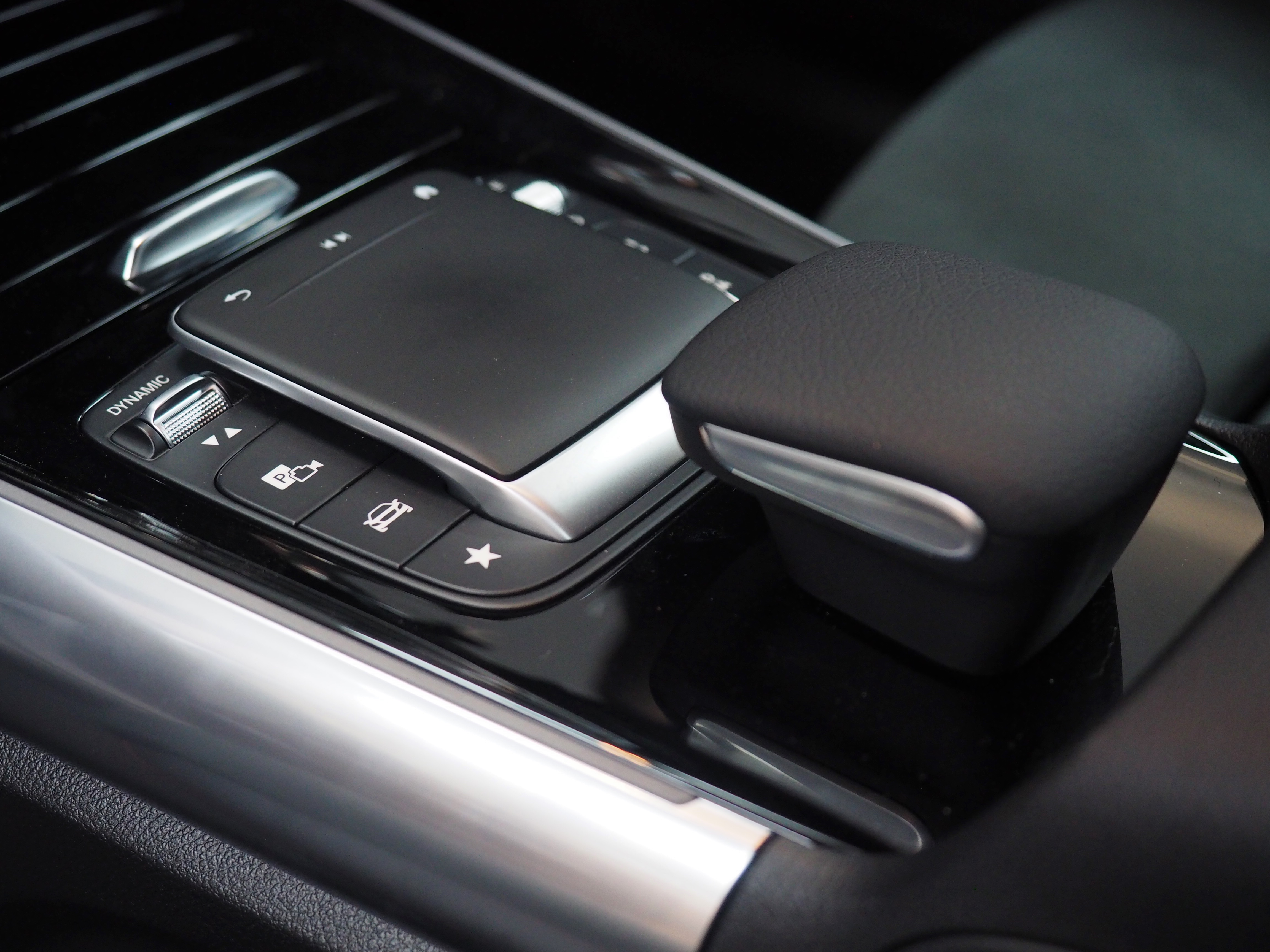 จองแล้ว GLA200 AMG Dynamic W247