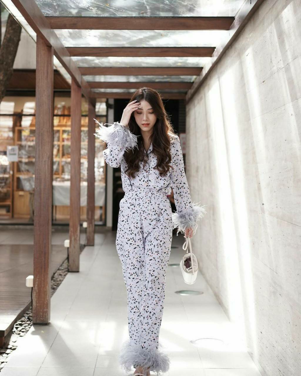 เสื้อคอปกกระดุมหน้าแขนยาวแต่งขนนก