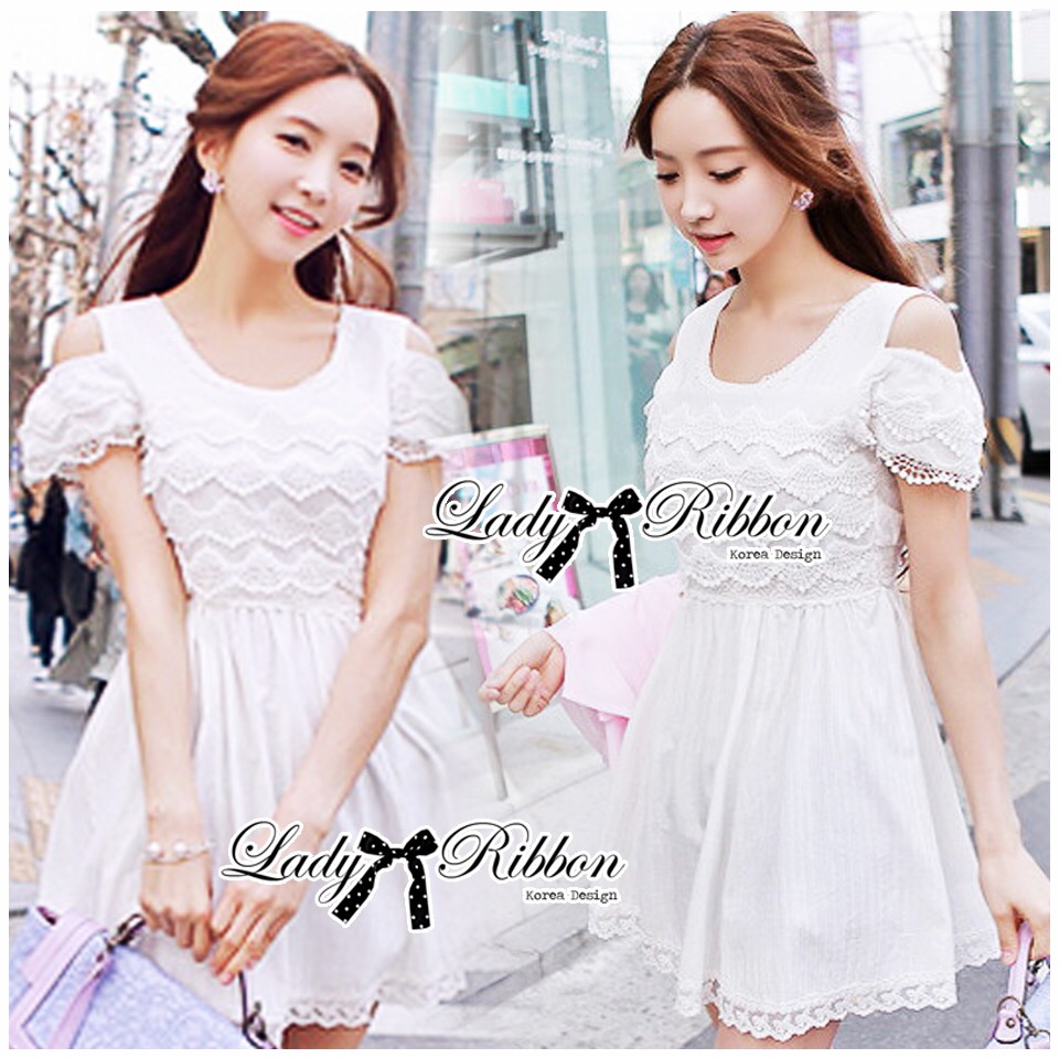 🎀 Lady Ribbon's Made 🎀 Lady Charlotte Gorgeous Little White Lace Dress เดรสผ้าคัตตอนและผ้าลูกไม้สีขาวสไตล์หวาน ตัวนี้เหมาะกับสาวหวานลุคคุณหนู ใส่แล้วดูหวานเป็นผู้ดีมาก มีลูกเล่นช่วงไหล่คัทเอาท์ เผยไหล่นิดๆ ดูน่ารักเซ็กซี่หน่อย