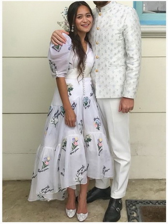 เดรสผ้าคอตตอนสีขาวปักลาย