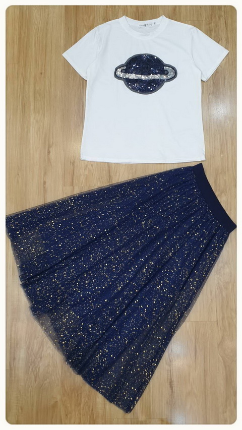 เสื้อยืดคอกลมแขนสั้น ตรงอกเป็นรูปดาวเสาร์ปักเลื่อม