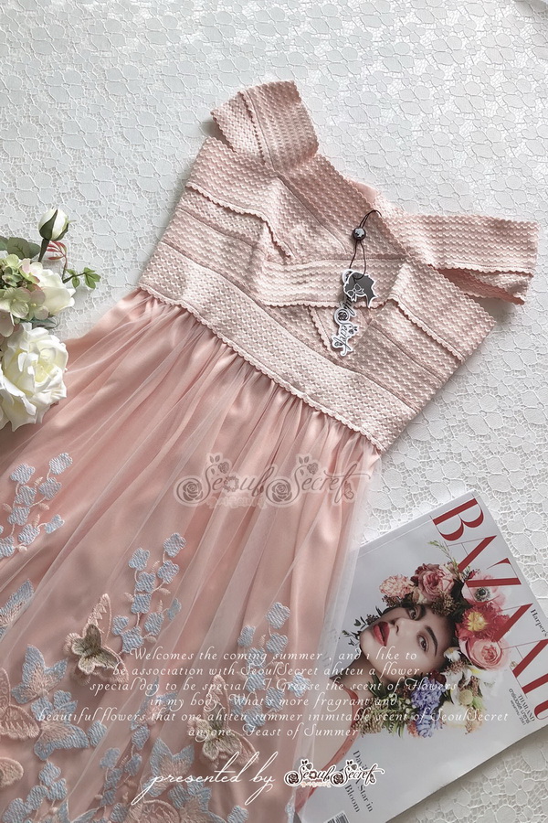 แม็กซี่เดรสสวยหรูมีระดับ เป็นเดรสทรงคอปาดแขนล้ำ